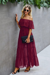 Robe longue à pois suisses et épaules dénudées